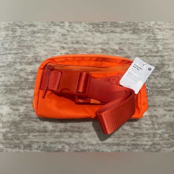 Lululemon Everywhere Belt Bag in Orange  1L - Picture 2 of 3